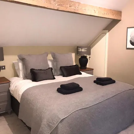 Harlow Coach House Ferienhaus *