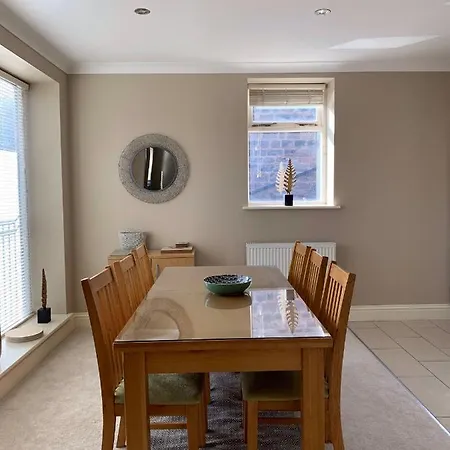 Harlow Coach House بيت للعطل هاروغايت